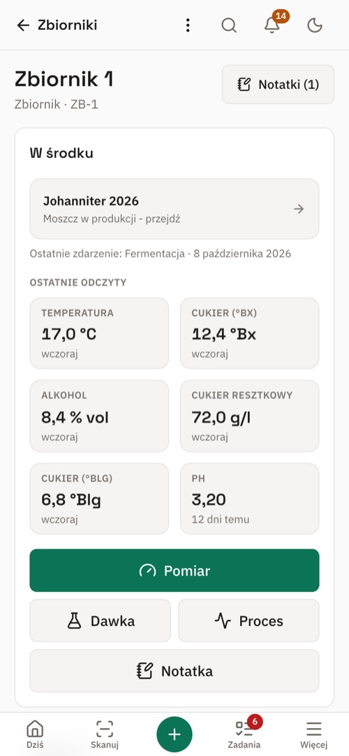 Strona zbiornika 1 na telefonie po zeskanowaniu naklejki: Johanniter 2026 w środku, ostatnie odczyty - temperatura, cukier w °Bx, szacunek alkoholu i cukru resztkowego, cukier w °Blg, pH - oraz przyciski Pomiar, Dawka, Proces i Notatka